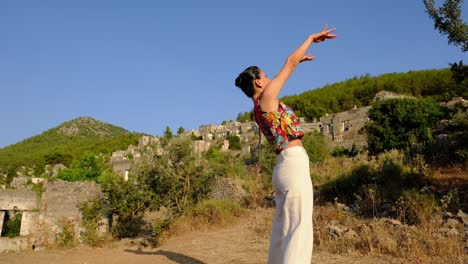 Mujer-Hace-Yoga-Y-Se-Estira-En-Un-Espacio-Natural