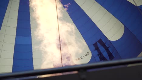 una vista del interior de un globo más caliente explotado por una fuerte corriente de fuego