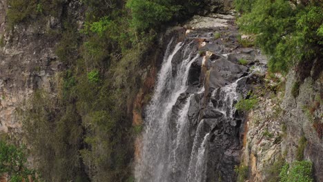 vista de las cataratas purling brook en el parque nacional springbrook, interior de la costa dorada, queensland, australia
