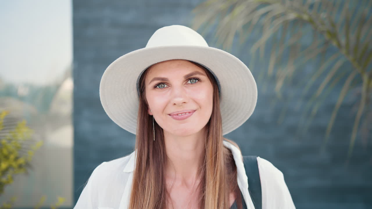 una mujer con un sombrero blanco.
