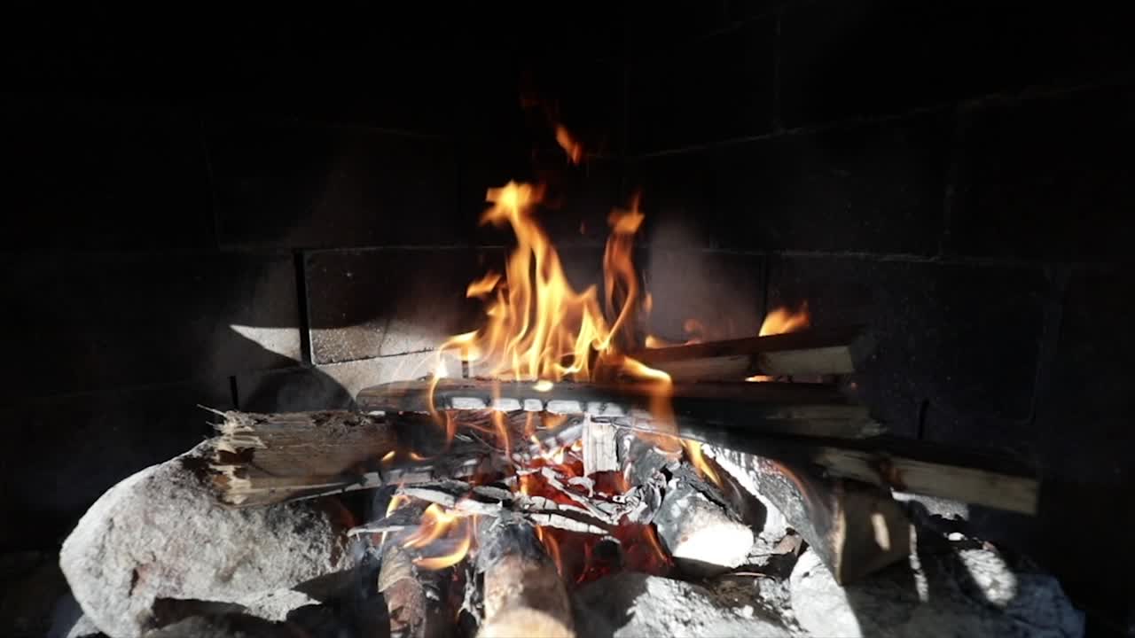 슬로우 모션으로 검은 바탕에 불꽃