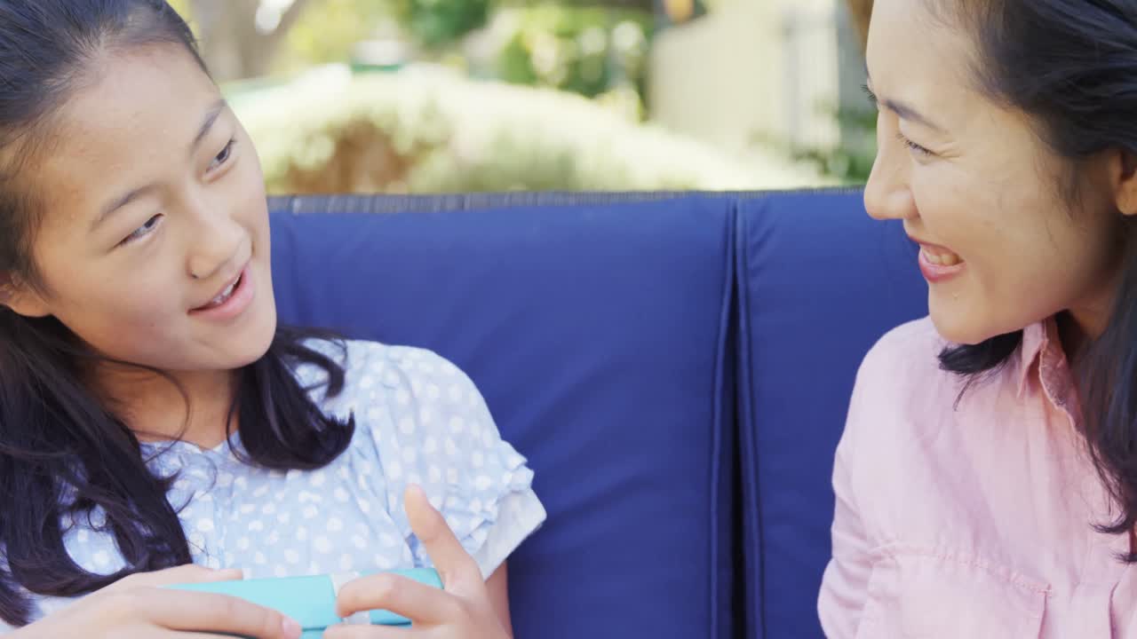 딸과 어머니가 정원에서 서로 포옹하고 있습니다.