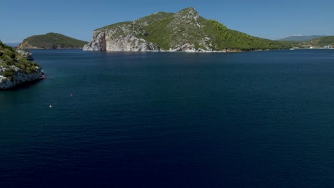 Filmischer-4K-Drohnenclip,-Der-Sich-Seitwärts-über-Das-Tropisch-Blaue-Wasser-Von-Toroni-In-Chalkidiki-Bewegt