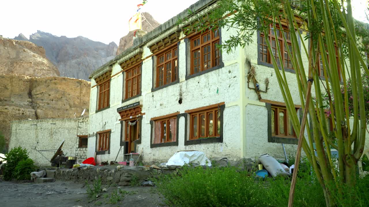 una típica estancia en casa en el himalaya en medio del sereno paisaje del valle de markah de ladakh. una noche soleada en un alojamiento de senderismo en un remoto sendero de senderismo de alta altitud. alojamiento para turistas en montañas remotas.