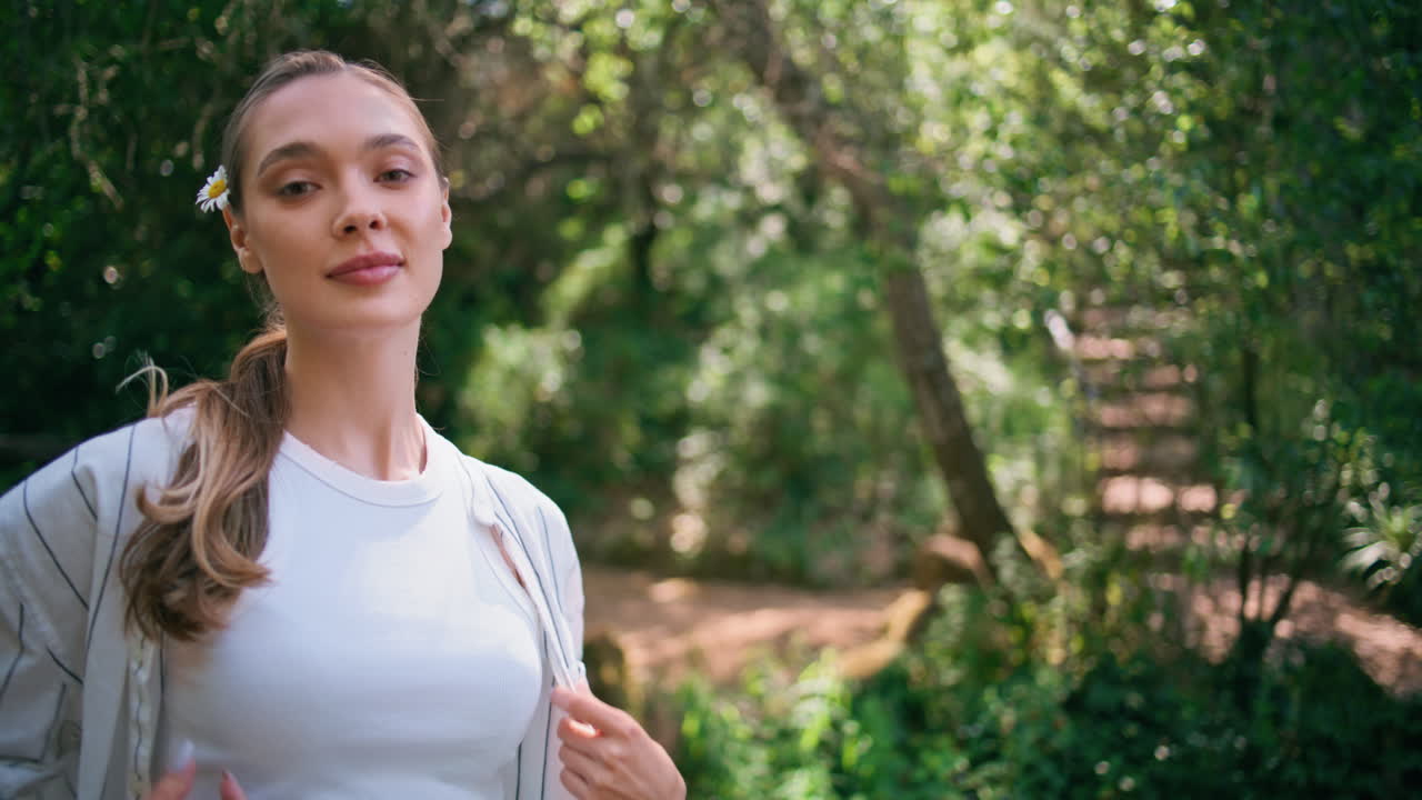 아름다운 모델 는 숲, 부드럽게 웃는 클로즈업, 귀여운 여자가 산책하는 공원