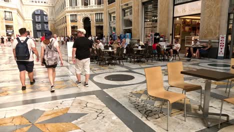 gente paseando por la histórica galería umberto i