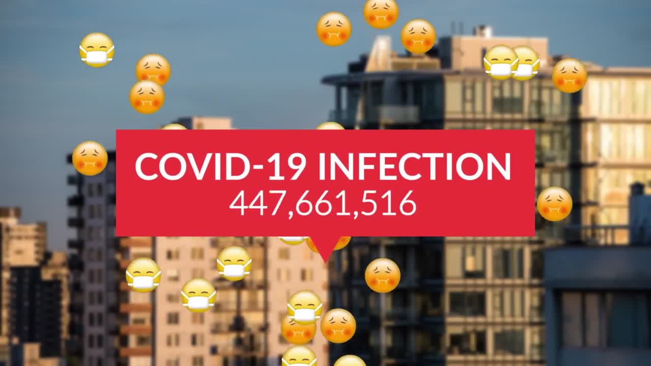 코로나 19 데이터와 이모지 아이콘의 애니메이션이 도시 풍경 위의 얼굴 마스크에 있습니다.