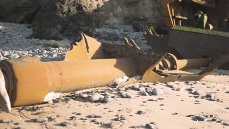 Restos-De-Un-Antiguo-Barco-De-Acero-Con-Una-Hélice-De-Eje-De-Accionamiento-Recto