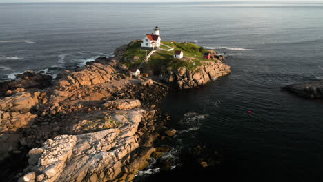 Tomas-Aéreas-Panorámicas-Del-Faro-Nubble-En-Cabo-Neddick,-Maine-Al-Atardecer