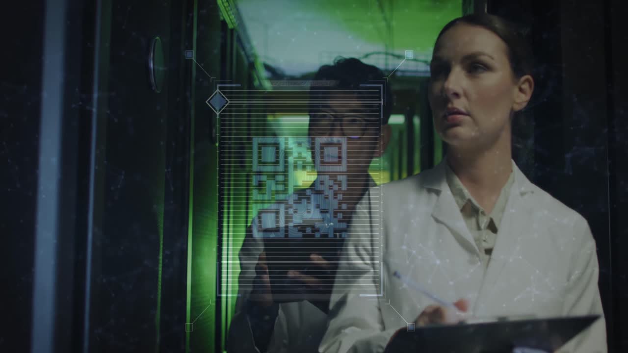 animación del procesamiento de datos con código qr sobre diversas personas de negocios en la sala del servidor