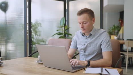 Schöner-Männlicher-Entwickler-Oder-Student,-Der-Im-Café-Am-Laptop-Studiert.-Freiberufliche-Fernarbeit,-Online-Bildung,-Selbstständig