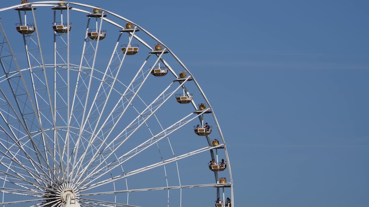은 파란 하늘을 가진 거대한 페리스, honfleur, 노르망디, 프랑스