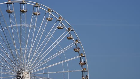 la rueda gigante con el cielo azul claro, honfleur, normandía, francia