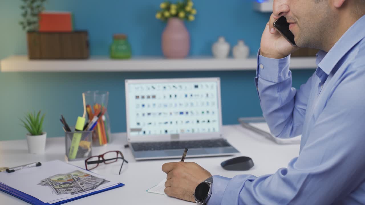 hombre vendiendo productos en línea tomando pedidos por teléfono.