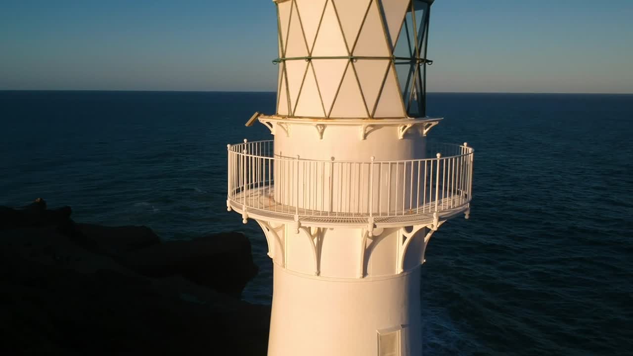toma de drone de la puesta de sol del faro de castle point