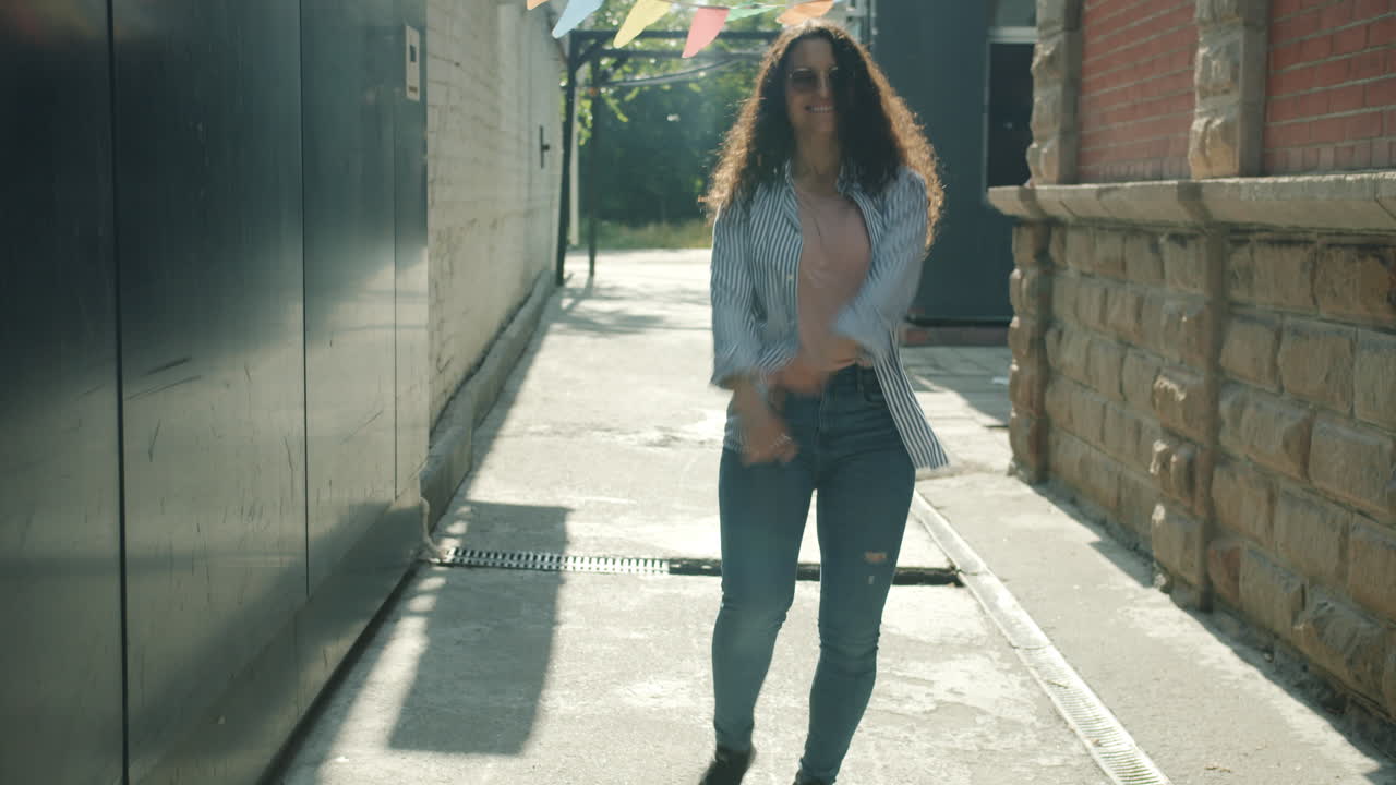 Pessoa Correndo em Beco com Sombra