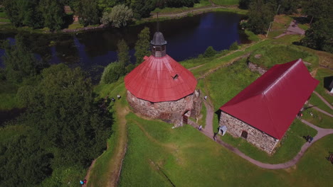 una vista superior de la encantadora fortaleza del museo korela cerca de un lago y un bosque, rusia