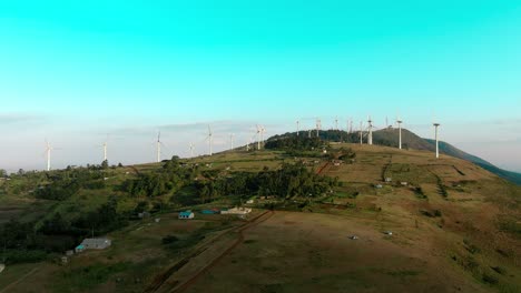 Vista-De-Pájaro-De-Una-Montaña-Con-Molinos-De-Viento