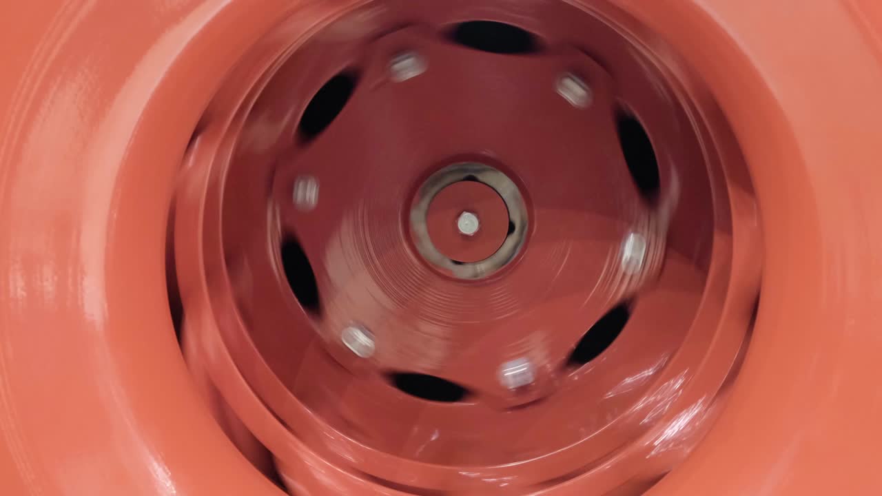 Sakteroterende ventilasjonsvifte. 4K UHD. Vifteturbin. Elektrisk vifte produserer en luftstrøm ved langsom bevegelse av bladene.