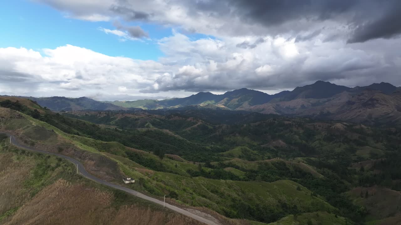 video del avión no tripulado sobre las montañas de fiji