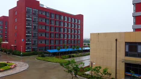 在雨中揭示美丽的建筑物的动态上升景观