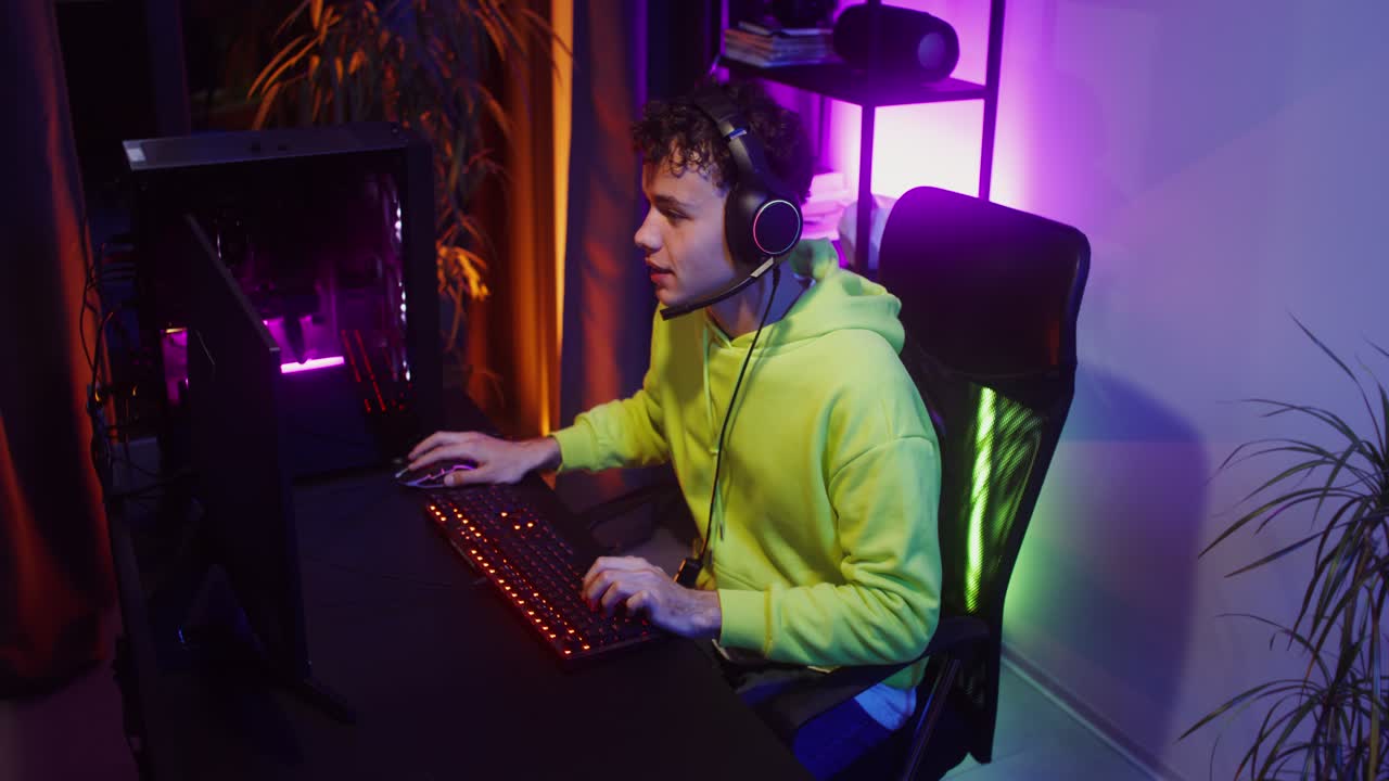 Adolescente gamer gioca ai videogiochi