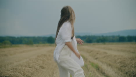 Mujer-Sonriente-Positiva-Caminando-Al-Aire-Libre