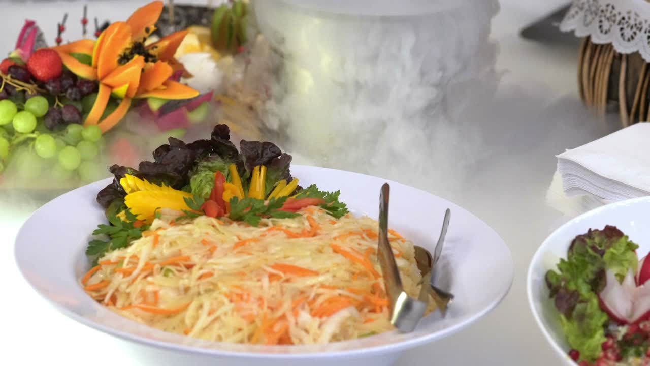 personas de catering de grupo comida buffet en interiores en restaurante de lujo con carne frutas y verduras de colores.