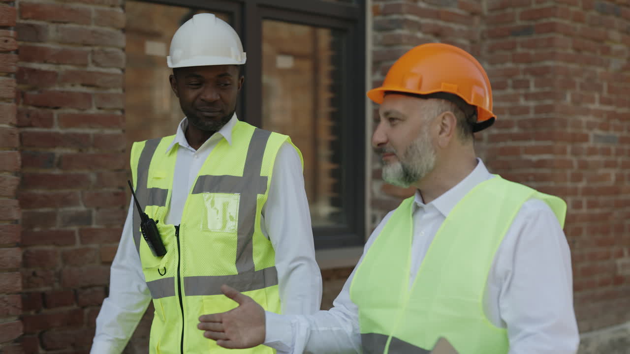 trabajadores de la construcción discutiendo el proyecto