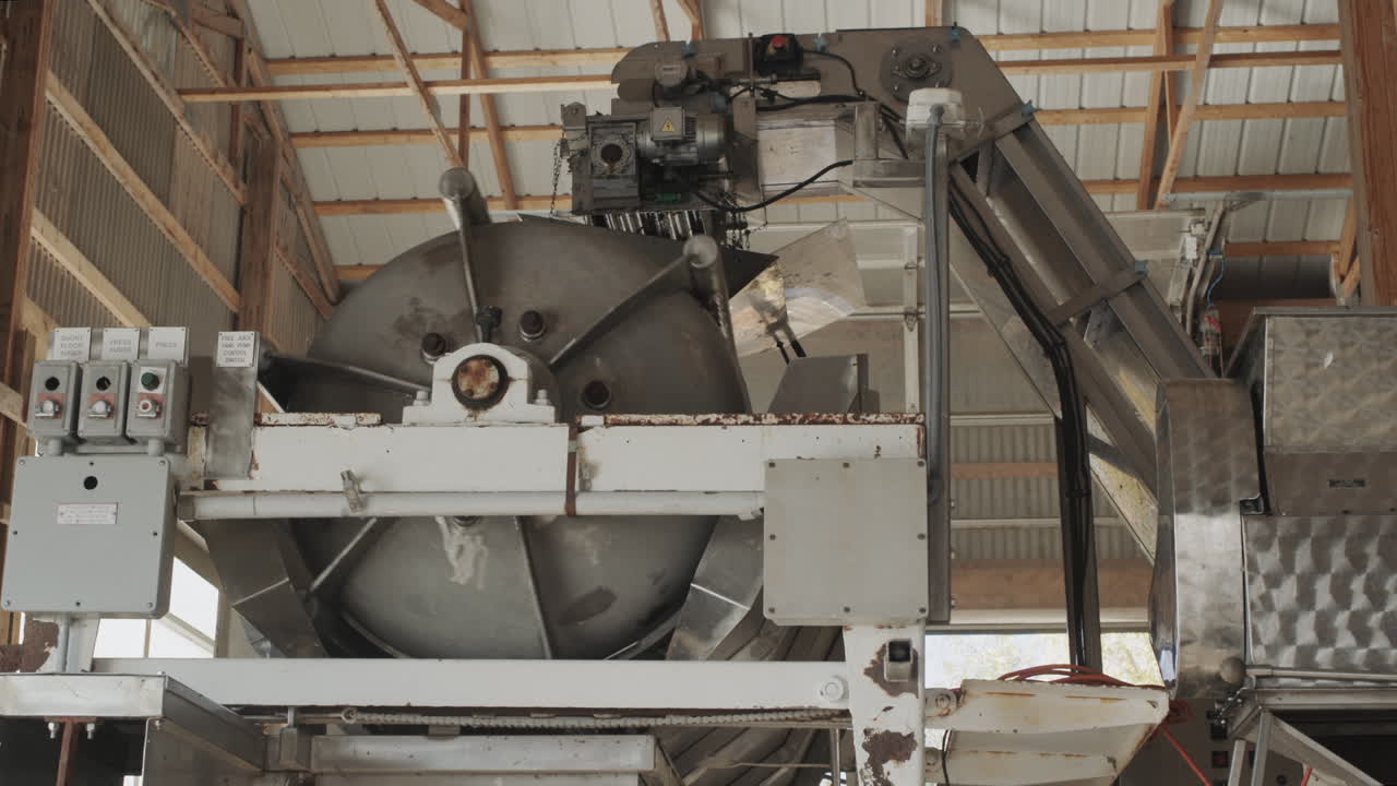 작은 가족 와이너리에서 포도 주스를 압축하기 위해.