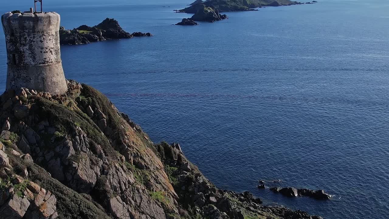 Esplorando una torre costiera in Corsica vicino al Mar Mediterraneo blu