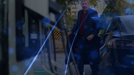 Animation-Von-Blauen-Lichtspuren-über-Einem-Kaukasischen-Senior-Geschäftsmann,-Der-Aus-Seinem-Auto-Steigt