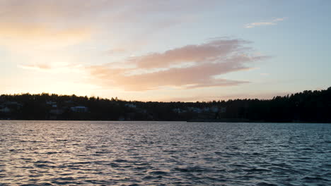 Sonnenuntergang-Und-Wellen-In-Zeitlupe-In-Den-Stockholmer-Schären