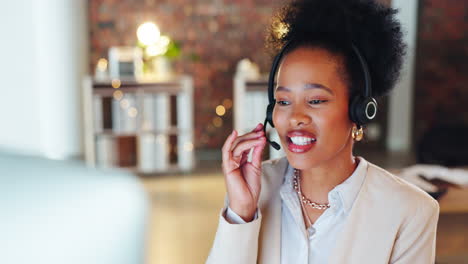 Mujer-Negra,-Call-Center-Y-Hablando-Con-El-Cliente