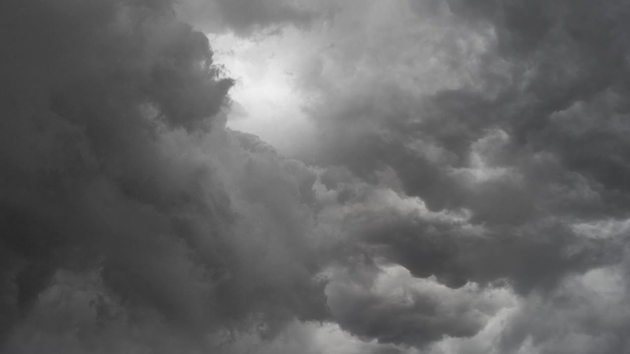 폭풍과 어두운 구름의 힘과 웅장함을 탐구합니다.