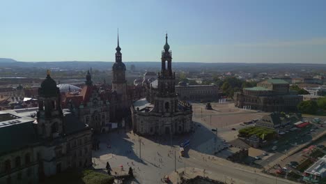 Cityscape-Dresden-Zwinger,-Church,-Opera-at-Elbe