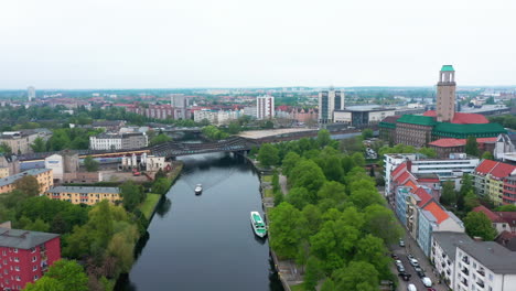 Los-Reenviadores-Vuelan-Sobre-El-Río-En-La-Ciudad.-Trenes-Corriendo-Sobre-El-Puente-Cerca-De-La-Estación-De-Tren.-Edificios-De-Apartamentos-En-Barrio-Residencial.-Berlín,-Alemania