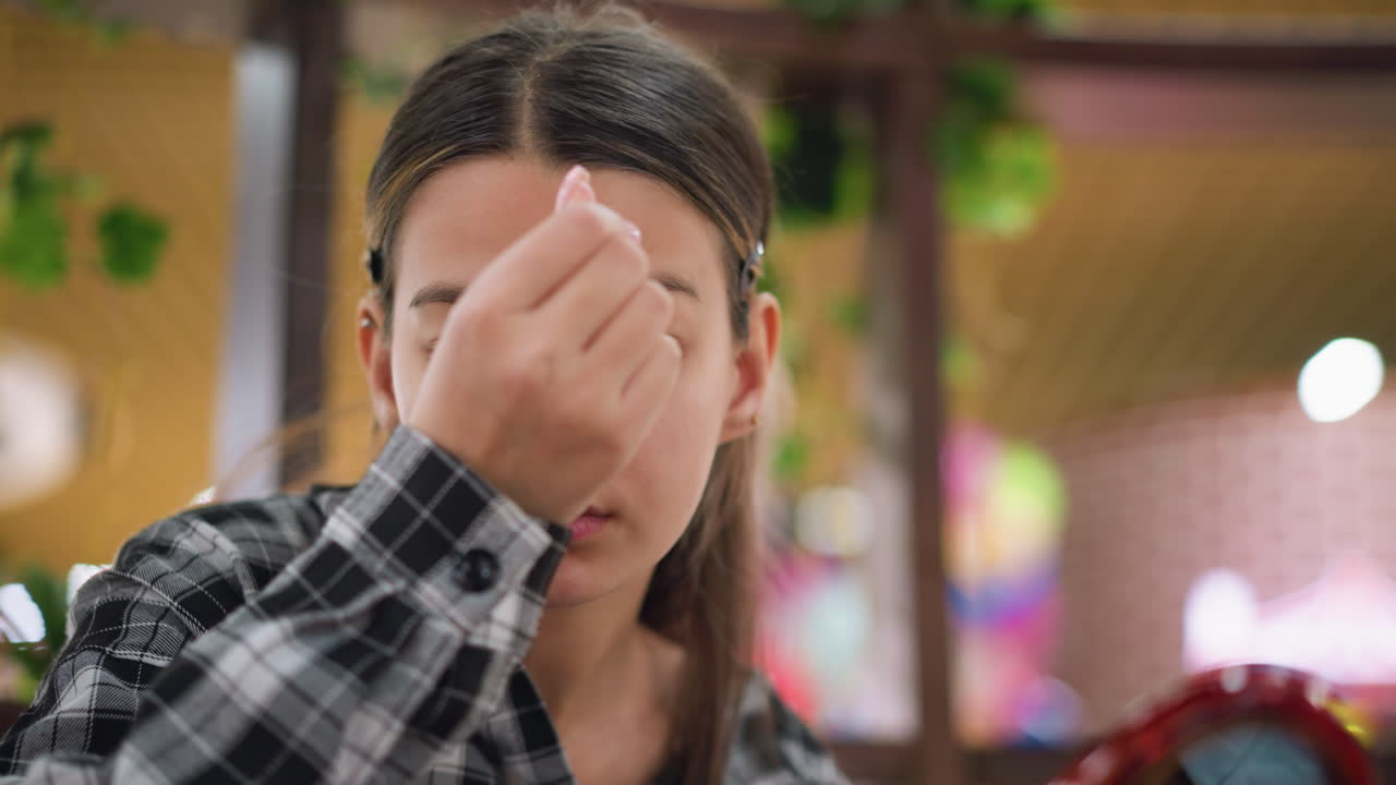 스킨 케어 루틴의 일환으로 얼굴에 혈청을 적용하는 젊은 여성의 클로즈업, 자연스러운 스킨케어 응용에서 피부 수분과 빛, 아름다움 및 웰빙을 향상시키는 동시에 정밀함과 자기 보살에 초점을 맞추십시오.