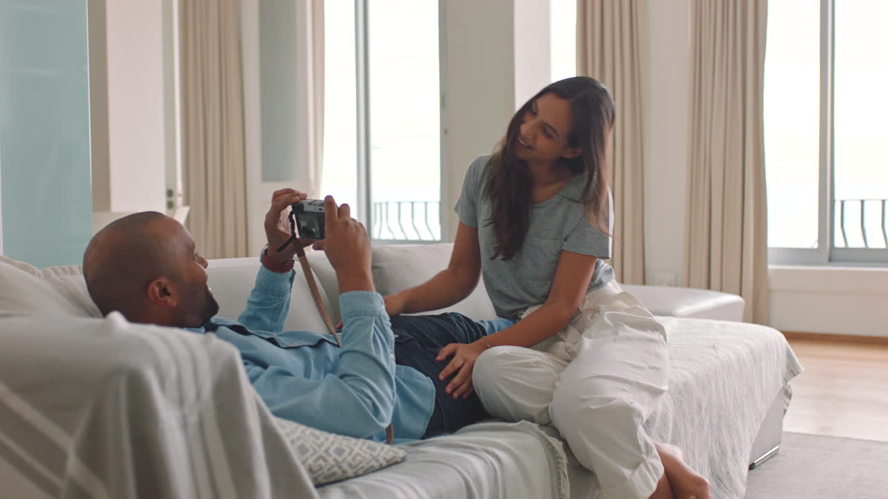 Amore, fotografia e uomo che scatta una foto