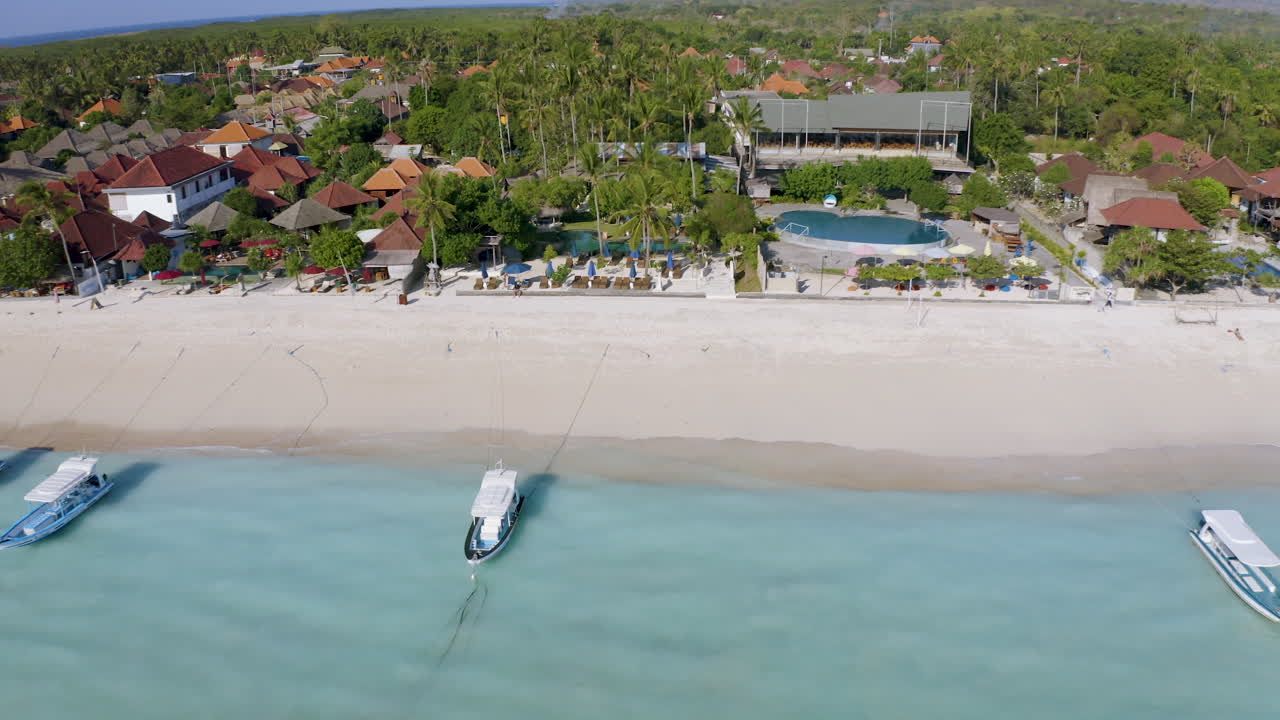 vuelo bajo sobre nusa lembongan, playa jungut batu, nusa penida