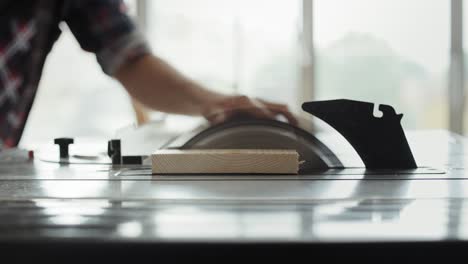 Tilt-down-video-of-carpenter-using-a-circular-saw