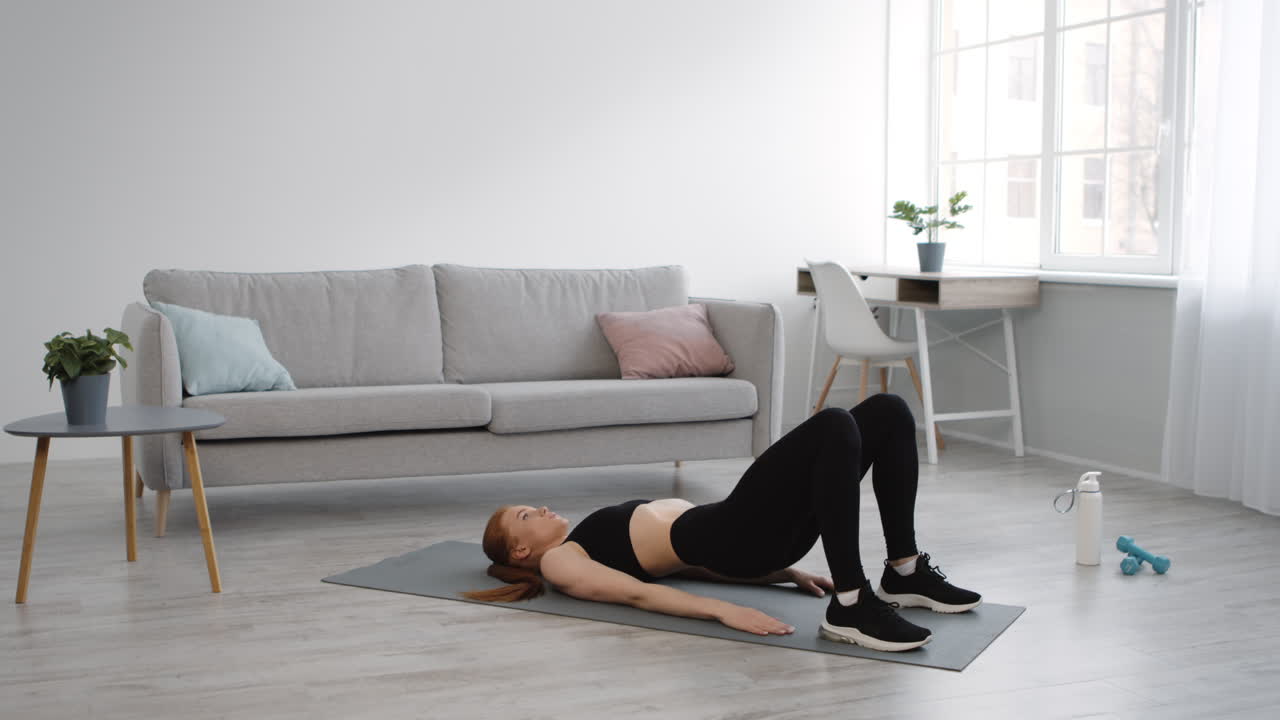 mujer haciendo ejercicio en casa