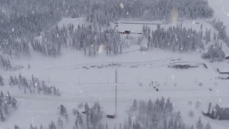 Langlaufloipe-In-Der-Kleinen-Stadt-Von-Schweden-Bei-Schneefall,-Luftdrohnenansicht