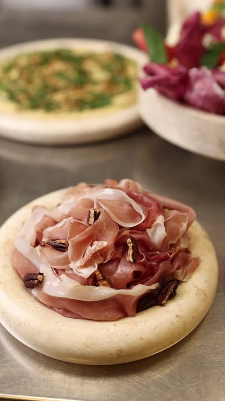 Primo piano di un antipasto gourmet con salumi e noci pecan
