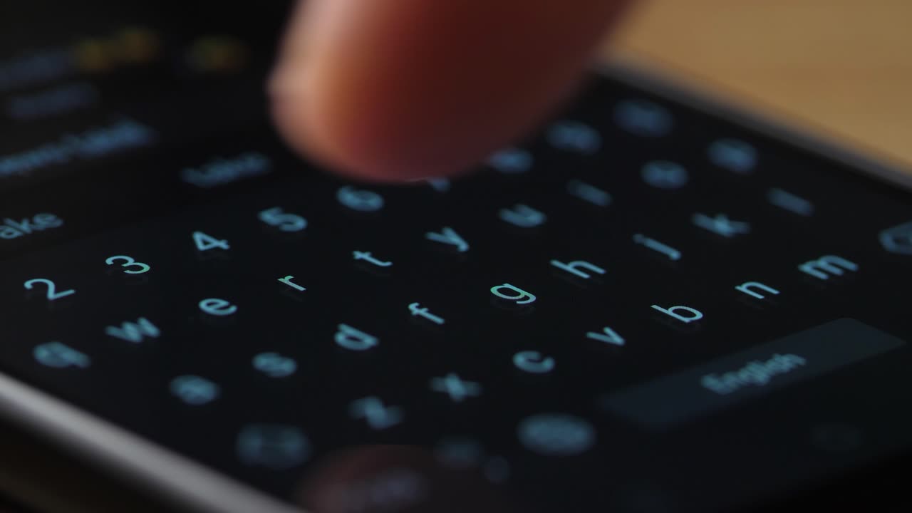 스마트폰에서 손가락으로 타이핑하는 것