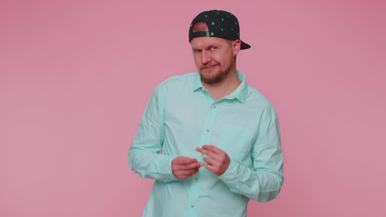 재미있는 남자가 음악을 듣고, 웃으며, 디스코 파티에 춤을 춘다.