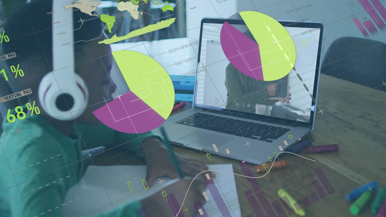 animación del procesamiento de datos financieros sobre un niño afroamericano usando una computadora portátil aprendiendo en línea