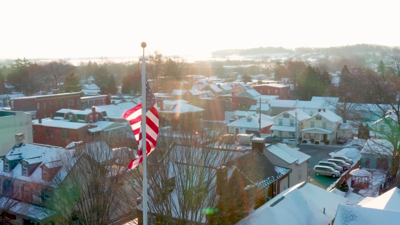 hermosa bandera americana ondea en la brisa durante la escena de nieve de invierno