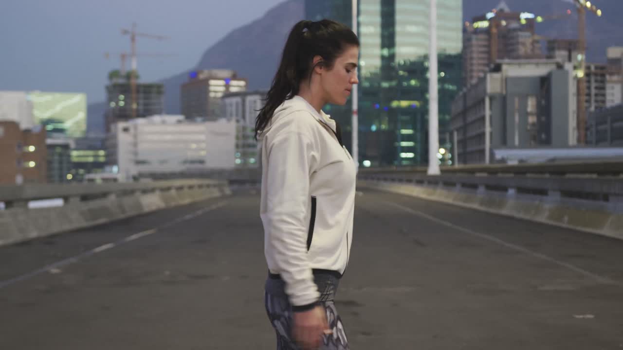 뛰기 전 에 스트레칭 하는 젊은 여자