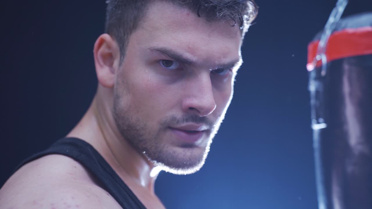 남성 권투 선수, 운동 선수,  ⁇ 이 나고 훈련을 마치고 있습니다.